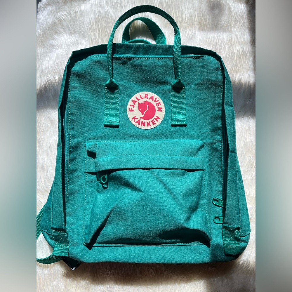 🎒 AUTHENTIC Fjällräven Kånken 23510 Backpack in Arctic Green
